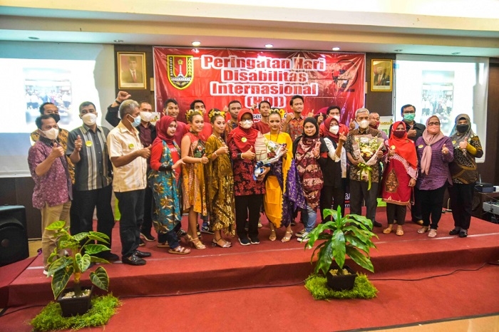 BERSINERGI: Anggota DPRD Komisi D Kota Semarang, Dyah Ratna Harimurti bersama dengan Komunitas Disabilitas Kuncup Mekar dalam peringatan Hari Disabilitas Internasional, Minggu (5/12). (Dinda Rahmasari / Lingkarjateng.id)