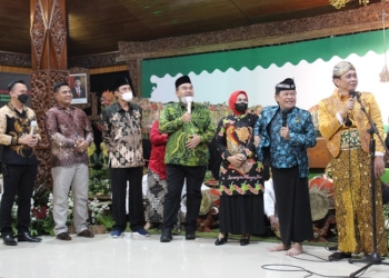 SPESIAL: Bupati dan tamu undangan bersama pelawak Kirun dan Wawan Teamlo saat tasyakuran Hari Jadi Blora di pendopo Rumah Dinas Bupati, Sabtu (11/12) malam. (Lilik Yuliantoro/Lingkarjateng.id)