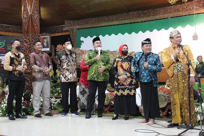 SPESIAL: Bupati dan tamu undangan bersama pelawak Kirun dan Wawan Teamlo saat tasyakuran Hari Jadi Blora di pendopo Rumah Dinas Bupati, Sabtu (11/12) malam. (Lilik Yuliantoro/Lingkarjateng.id)