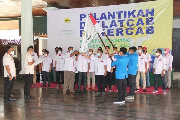 KHIDMAT: Pelantikan pengurus BPC HIPMI Kabupaten Rembang di Pendopo Museum Kartini, Kamis (16/12). (R. Teguh Wibowo/Lingkarjateng.id)
