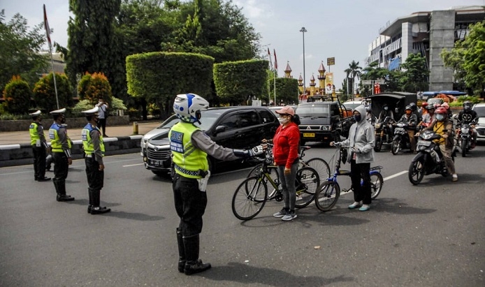 PENCEGAHAN: Anggota Polrestabes Semarang membatasi kegiatan masyarakat yang dapat menyebabkan potensi kerumunan di masa pendemi. (Dinda Rahmasari/Lingkarjateng.id)