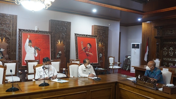 Angka Kemiskinan di Jepara Naik 0,27 Persen 25 LAPORAN: Kepala Badan Pusat Statistik (BPS) Kabupaten Jepara, Manggus Suryono (tengah) saat memaparkan kondisi kemiskinan di Kabupaten Jepara kepada Bupati Jepara, Dian Kristiandi (kanan). (Adhik Kurniawan/Lingkarjateng.id)