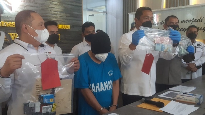 TERCIDUK: Ditreskrimum Polda Jateng, Kombes Pol Djuhandani menunjukkan barang bukti ketika ungkap kasus prostitusi yang melibatkan selebgram ternama (TE) di Mapolda Jateng, Senin (20/12). (Dinda Rahmasari/Lingkarjateng.id)