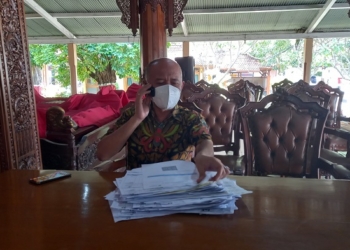 TELEDOR: Bupati Jepara, Dian Kristiandi setelah mengambil dokumen yang tercecer dan mencoba meminta penjelasan melalui sambungan telepon kepada pihak DKK mengenai dokumen tersebut, Jumat (24/12). (Adhik Kurniawan/Lingkarjateng.id)