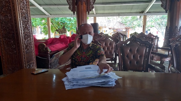 TELEDOR: Bupati Jepara, Dian Kristiandi setelah mengambil dokumen yang tercecer dan mencoba meminta penjelasan melalui sambungan telepon kepada pihak DKK mengenai dokumen tersebut, Jumat (24/12). (Adhik Kurniawan/Lingkarjateng.id)