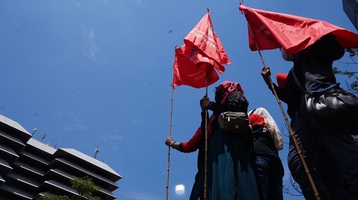 AKSI: Sejumlah buruh melakukan aksi protes di depan Kantor Gubernur Jateng, belum lama ini. (M. Elang Ade Iswara/Lingkarjateng.id)