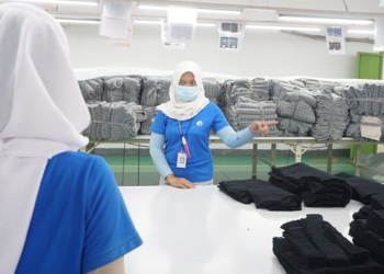 PROKES: Buruh pabrik di Jepara sedang bekerja mengenakan masker karena masih di masa pandemi Covid-19. (Adhik Kurniawan/Lingkarjateng.id)