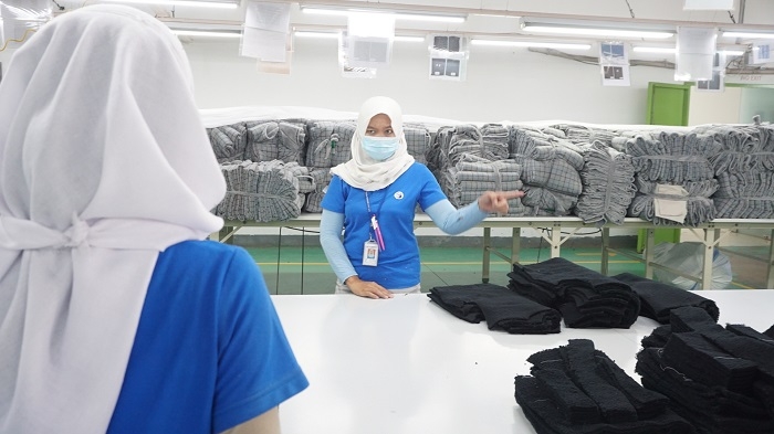PROKES: Buruh pabrik di Jepara sedang bekerja mengenakan masker karena masih di masa pandemi Covid-19. (Adhik Kurniawan/Lingkarjateng.id)