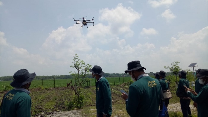 PENGENALAN: Penyuluh pertanian saat dikenalkan penggunaan drone di salah satu lahan pertanian di Grobogan, baru-baru ini. (Muhamad Ansori/Lingkarjateng.id)