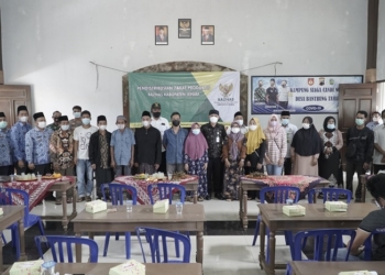 SOSIAL: Foto bersama usai penyerahan bantuan zakat produktif yang diberikan sesuai dengan kebutuhan mustahik atau penerima zakat di Jepara, Jumat (17/12). (Adhik Kurniawan/Lingkarjateng.id)