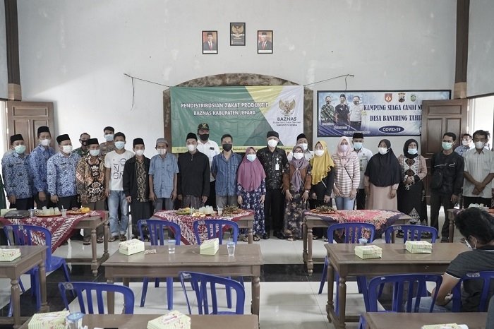 Pemkab Jepara Minta Baznas Amanah Mengelola Zakat 25 SOSIAL: Foto bersama usai penyerahan bantuan zakat produktif yang diberikan sesuai dengan kebutuhan mustahik atau penerima zakat di Jepara, Jumat (17/12). (Adhik Kurniawan/Lingkarjateng.id)