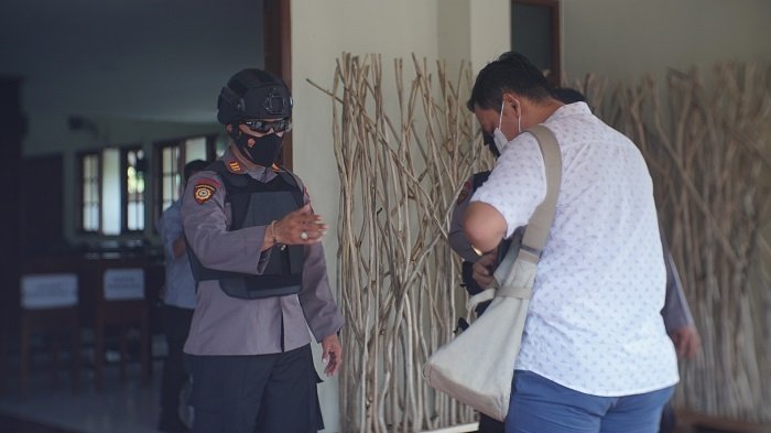 Jelang Natal 2021 Dilakukan Sterilisasi Gereja di Jepara 25 PENCEGAHAN: Kasat Sabhara Polres Jepara, AKP Syaifudin saat melakukan pengecekan sterilisasi di Gereja Stella, Kecamatan Jepara, Selasa (21/12). (Adhik Kurniawan/Lingkarjateng.id)