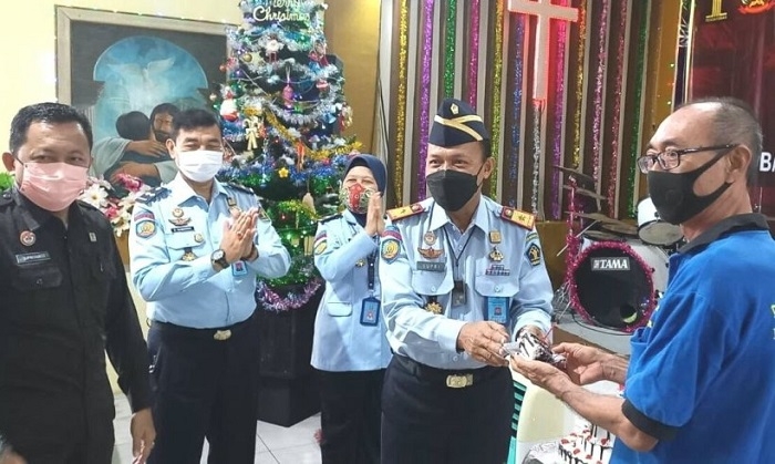417 Narapidana Jateng Dapat Remisi Natal 25 KERINGANAN: Kalapas Semarang, Supriyanto di Gereja Oikumene Imanuel memberikan remisi kepada 85 narapidana pada hari raya Natal, Jumat (25/12). (Istimewa/Lingkarjateng.id)