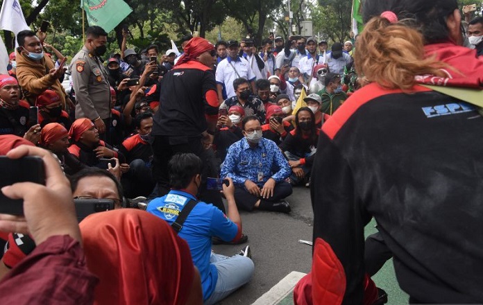 DOKUMENTASI: Gubernur DKI Jakarta Anies Baswedan (tengah) duduk bersama buruh yang berunjuk rasa menolak besaran kenaikan UMP di depan Balai Kota DKI Jakarta, belum lama ini. (Antara/Lingkarjateng.id)