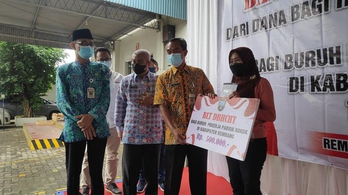 SIMBOLIS: Buruh pabrik rokok di Rembang menerima BLT DBHCHT di halaman pabrik rokok PT. Djarum unit kerja Rembang, Selasa (21/12). (R. Teguh Wibowo/Lingkarjateng.id)