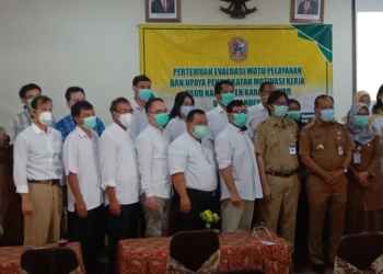 FOTO BERSAMA: Para dokter RSUD Karanganyar (berbaju putih) berfoto bersama dengan Direktur RSUD Karanganyar dan Bupati Karanganyar dalam sebuah acara tahun lalu. (Pujoko/Lingkarjateng.id)