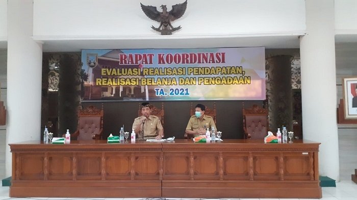 Penyerapan Anggaran APBD Rembang 2021 Capai 90 Persen 25 KOORDINASI: Pemkab Rembang mengadakan Rakor Evaluasi Pendapatan, Realisasi Belanja dan Pengadaan 2021 di Aula Lantai 4 Kantor Bupati, Senin (20/12). (R. Teguh Wibowo/Lingkarjateng.id)