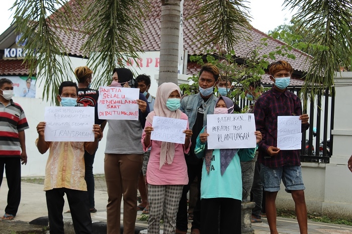 AKSI PROTES: Warga demonstrasi di depan Kantor Dinas Pemberdayaan Masyarakat Desa Blora, beberapa hari lalu. (Lilik Yuliantoro/Lingkarjateng.id)