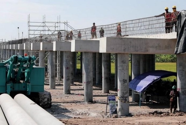 PROYEK JALAN: Pembangunan jalan tol Semarang-Demak di wilayah pengerjaan Kecamatan Sayung, Demak sedang dikebut. (Oktavio Azis/Lingkarjateng.id)