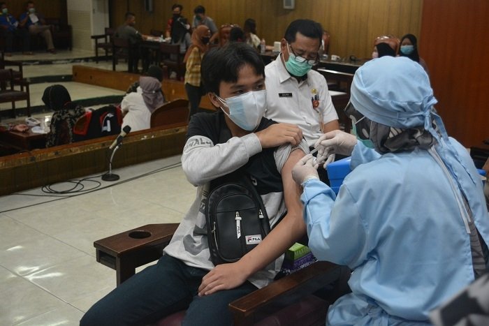 IMUNITAS: Warga sedang melaksanakan vaksinasi yang merupakan salah satu bentuk pencegahan terhadap Covid-19. (Dinda Rahmasari / Lingkarjateng.id)