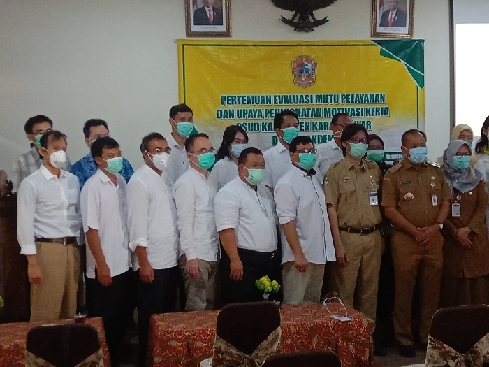FOTO BERSAMA: Para dokter RSUD Karanganyar (berbaju putih) berfoto bersama dengan Direktur RSUD Karanganyar dan Bupati Karanganyar dalam sebuah acara tahun lalu. (Pujoko/Lingkarjateng.id)