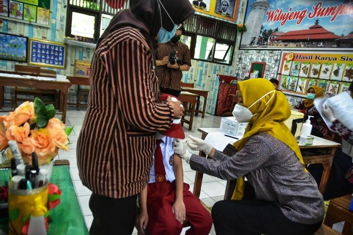 KESEHATAN: Salah satu siswa SD sedang melakukan vaksinasi anak di salah satu Semarang. (Dinda Rahmasari/Lingkarjateng.id)