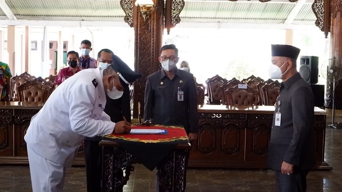 PELANTIKAN: Bupati Jepara Dian Kristiandi (kanan) saat pelantikan petinggi Desa Semat, Kecamatan Tahunan, Ali Suwarno (kiri) melalui mekanisme Pergantian Antar Waktu (PAW) karena petinggi desa sebelumnya telah meninggal dunia, Kamis (23/12). (Adhik Kurniawan/Lingkarjateng.id)