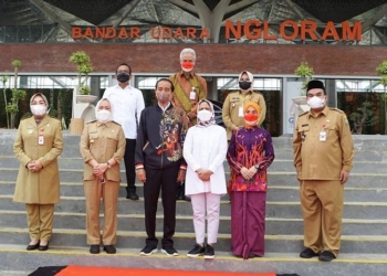 FOTO BERSAMA: Presiden RI Jokowi (depan, tengah) bersama Gubernur Jateng Ganjar Pranowo (belakang, tengah), Bupati Blora Arief Rohman (depan, kanan) dan Wakil Bupati Blora Tri Yuli Setyowati (belakang, kanan) saat berfoto bersama usai peresmian Bandara Ngloram, Blora, Jumat (17/12). (Lilik Yuliantoro/Lingkarjateng.id)