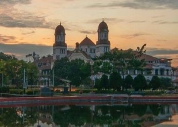 CAGAR BUDAYA: Lawang Sewu di Kota Semarang menjadi destinasi wisata favorit selama libur Natal 2021 dan Tahun Baru 2022 (Nataru). (M. Elang Ade Iswara/Lingkarjateng.id)