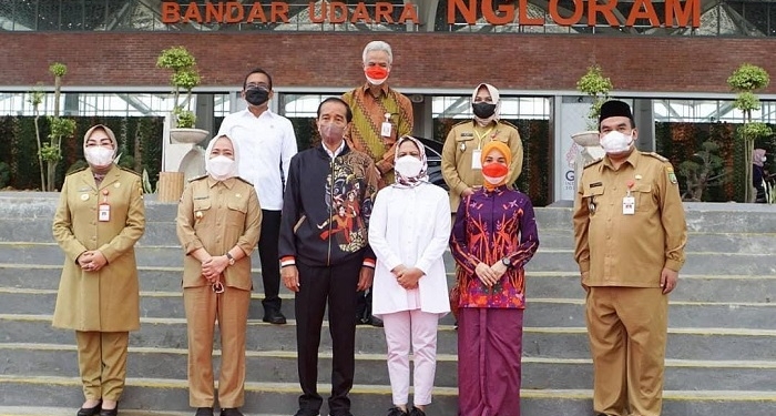 FOTO BERSAMA: Presiden RI Jokowi (depan, tengah) bersama Gubernur Jateng Ganjar Pranowo (belakang, tengah), Bupati Blora Arief Rohman (depan, kanan) dan Wakil Bupati Blora Tri Yuli Setyowati (belakang, kanan) saat berfoto bersama usai peresmian Bandara Ngloram, Blora, Jumat (17/12). (Lilik Yuliantoro/Lingkarjateng.id)