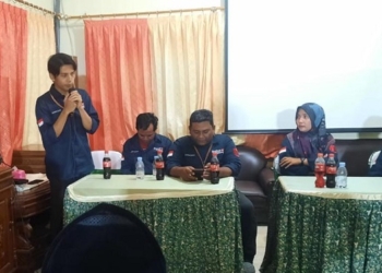 VISIONER: Dari kiri ke kanan yaitu Direktur Lingkarjateng.id, Direktur Lingkar TV, Direktur Koran Lingkar, Wakil Direktur Utama, Direktur Utama Lingkar Media Group dalam momen Refleksi Akhir Tahun 2021 Lingkar Media Group di Kebun Wisata Jolong, Jumat (17/12). (Nailin RA/Lingkarjateng.id)