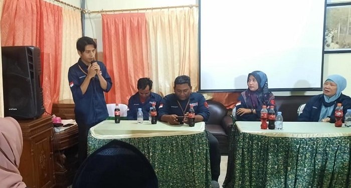 VISIONER: Dari kiri ke kanan yaitu Direktur Lingkarjateng.id, Direktur Lingkar TV, Direktur Koran Lingkar, Wakil Direktur Utama, Direktur Utama Lingkar Media Group dalam momen Refleksi Akhir Tahun 2021 Lingkar Media Group di Kebun Wisata Jolong, Jumat (17/12). (Nailin RA/Lingkarjateng.id)