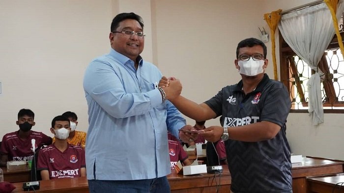 Wakil Ketua DPRD Pati Rogoh Kocek Pribadi untuk Support Persipa U17 25 SIMBOLIS: Wakil Ketua Dewan Perwakilan Rakyat Daerah (DPRD) Kabupaten Pati, Joni Kurnianto serahkan bantuan untuk Persipa Pati U17, kemarin (7/12). (Istimewa / Lingkarjateng.id)
