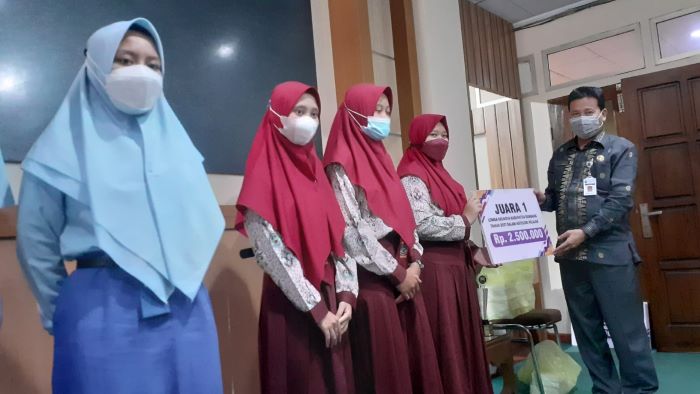 SIMBOLIS: Sekda Rembang Fahrudin menyerahkan hadiah kepada para pelajar yang menjadi juara Lomba Kreasi dan Inovasi di Kantor Bupati Rembang, Rabu (8/12). (R. Teguh Wibowo / Lingkarjateng.id)