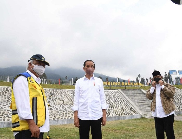 MEMANTAU: Presiden RI Joko Widodo (tengah) didampingi Menteri PUPR Ir. Mochamad Basoeki Hadimoeljono (kiri) saat hendak meresmikan embung di Bansari, di Temanggung, Selasa (14/12).