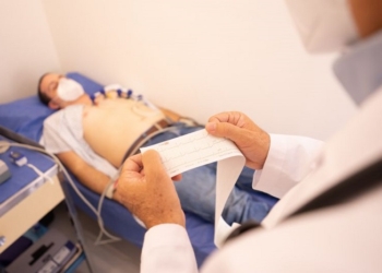 ILUSTRASI: Seseorang menderita penyakit jantung. (Lingkarjateng.id)