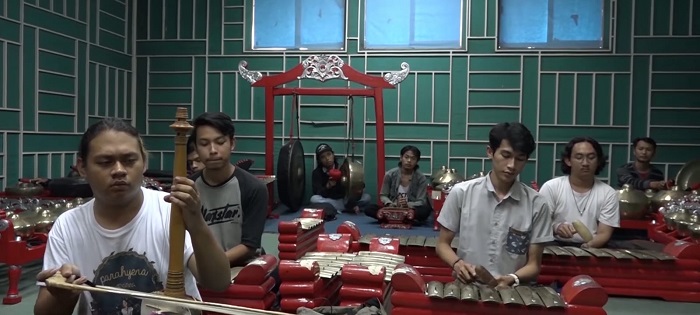 SENI MUSIK: Sejumlah seniman tengah memainkan gamelan khas Jawa Tengah dalam sebuah pagelaran, baru-baru ini. (Istimewa/Lingkarjateng.id)