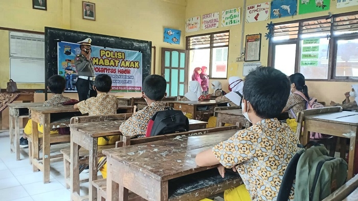 PENYULUHAN: Anggota Satlantas Polres Grobogan saat memberikan penyuluhan ke pelajar SDN 1 Kuripan di Purwodadi, Kamis (16/12). (Muhamad Ansori/Lingkarjateng.id)