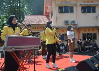 TONTONAN: Penyanyi dangdut Ressa Lawang Sewu saat tampil menghibur pasien Covid-19 di BPSDMD Jawa Tengah. (Adhik Kurniawan)