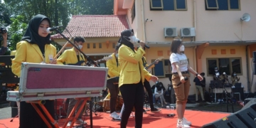 TONTONAN: Penyanyi dangdut Ressa Lawang Sewu saat tampil menghibur pasien Covid-19 di BPSDMD Jawa Tengah. (Adhik Kurniawan)