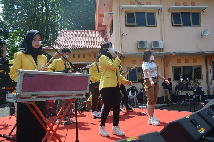 Pesan Dewan kepada Komunitas Musik Jepara: Berpakaianlah yang Sopan 25 TONTONAN: Penyanyi dangdut Ressa Lawang Sewu saat tampil menghibur pasien Covid-19 di BPSDMD Jawa Tengah. (Adhik Kurniawan)