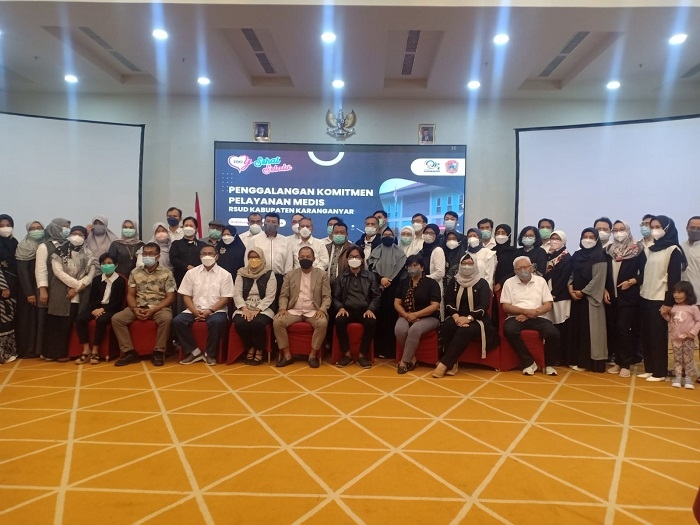 KOMITMEN: Foto bersama antara Bupati Karanganyar, Juliyatmono dengan para dokter yang bekerja di RSUD Karanganyar saat kegiatan Capacity Building di Yogyakarta belum lama ini. (Istimewa/Lingkarjateng.id)