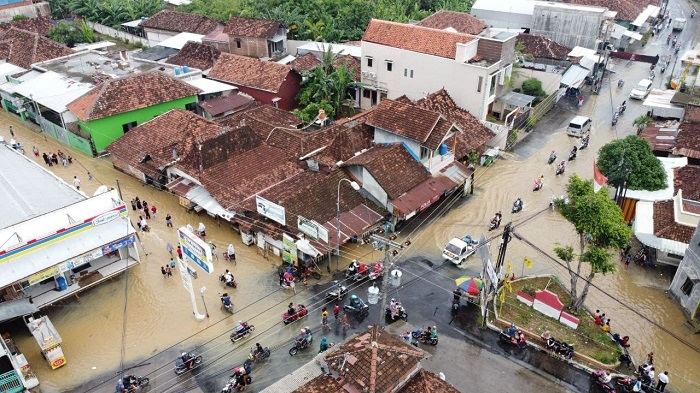 BENCANA: Tampak dari atas, banjir menguasai setiap ruas jalan hingga ke pemukiman warga Desa Mejobo dan Desa Golantepus, Selasa (30/11). (Alifia Elsa Maulida / Lingkarjateng.id)