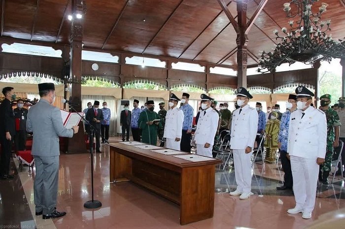 RESMI: Bupati Kudus HM Hartopo melantik empat kepala desa antarwaktu masa masa jabatan 2019-2025 di Pendopo Kabupaten Kudus, Jum'at (17/12). (Istimewa/Lingkarjateng.id)