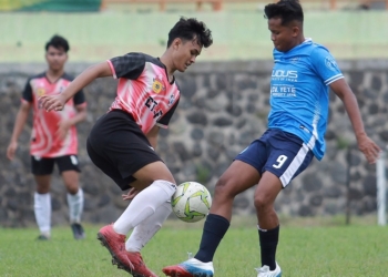 DUEL: Salah seorang pemain Persiku Jr saat berduel dengan pemain Berlian Rajawali FC dalam ajang Piala Suratin di Stadion Hoegeng di Pekalongan, Senin (6/12). (Istimewa / Lingkarjateng.id)