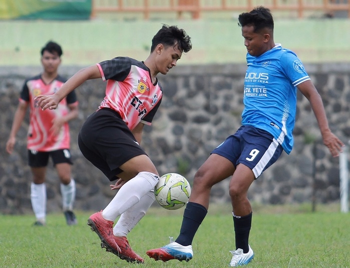 DUEL: Salah seorang pemain Persiku Jr saat berduel dengan pemain Berlian Rajawali FC dalam ajang Piala Suratin di Stadion Hoegeng di Pekalongan, Senin (6/12). (Istimewa / Lingkarjateng.id)