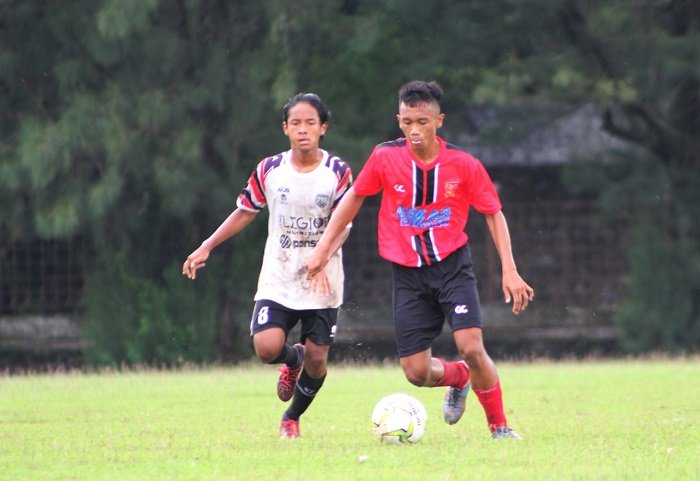 Laga Piala Soeratin, PSIR U17 Digasak PSG Pati U17 0-4 25 SENGIT: Pemain PSIR U17, Ali Sodikin saat dibayangi pemain PSG Pati dalam babak penyisihan Grup F Piala Soeratin, di stadion Widya Manggala Krida Pekalongan, Selasa (7/12). (R. Teguh Wibowo / Lingkarjateng.id)