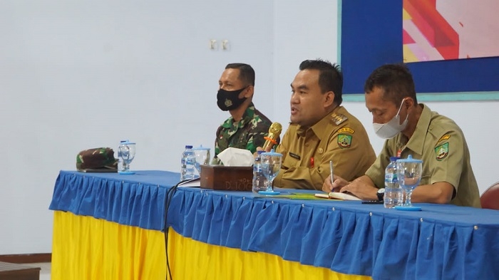 PENGARAHAN: Bupati Blora, Arief Rohman membuka pelaksanaan Latihan Dasar CPNS Golongan III di Gedung PKPRI, Senin (13/12). (Lilik Yuliantoro/Lingkarjateng.id)