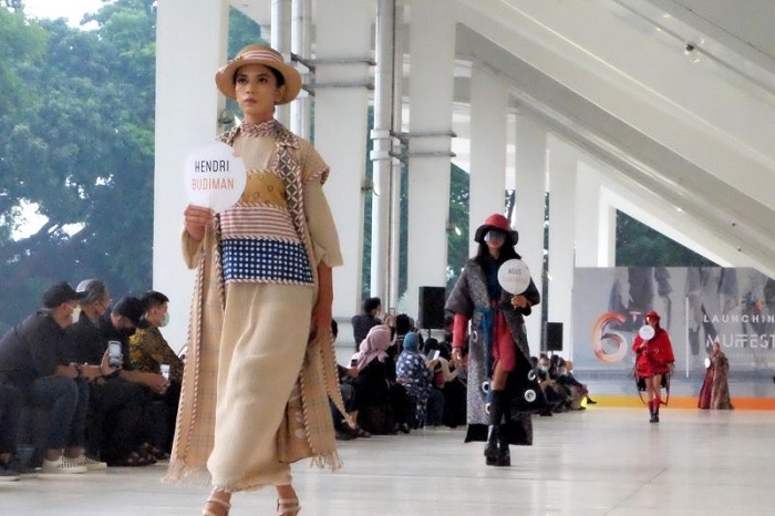 Prediksi Tren Fashion Indonesia 2022 25 FASHION SHOW: Indonesian Fashion Chamber (IFC) memperingati enam tahun berdirinya organisasi profesi desainer fashion profesional dengan menggelar peragaan busana karya 100 desainer di Istora Senayan, Gelora Bung Karno (GBK), Jakarta, (16/12). (Antara/Lingkarjateng.id)