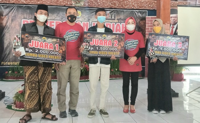 JUARA: Bupati Grobogan Sri Sumarni foto bersama pemenang lomba video kreatif IJTI Muria Raya di Grobogan, kemarin. (Muhamad Ansori/Lingkarjateng.id)